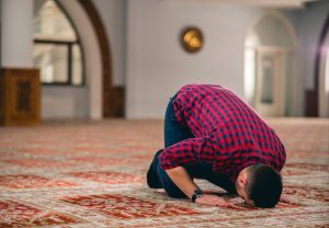 Намаз: духовная практика мусульман и как узнать время молитвы в Москве