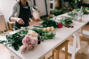 Какой должен быть стол для флориста: особенности выбора