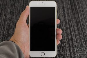 Почему появляется темный экран на iPhone: как решить проблему