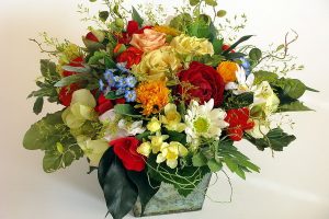 Букеты цветов в подарок на любой праздник: как подобрать и доставить с преимуществом