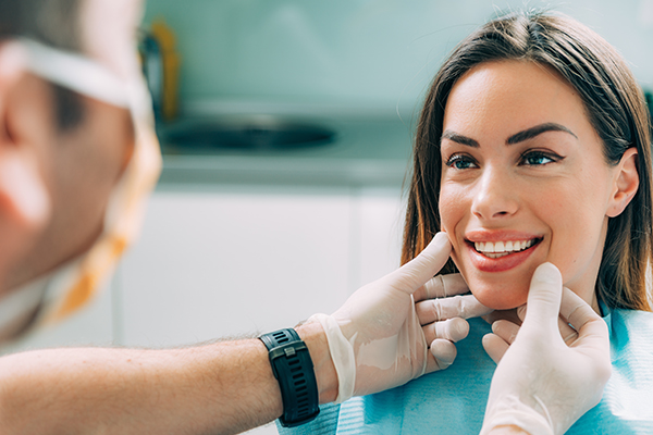 Роль регулярных посещений стоматолога: важность профилактических осмотров и чистки зубов для здоровья полости рта