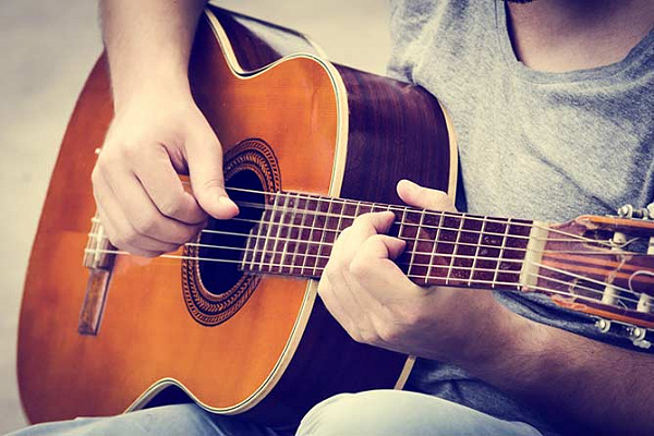 Игра на гитаре: как выучить аккорды и играть популярные песни