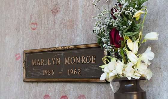 Мэрилин Монро похоронена в склепе на Вествудском кладбище в Лос-Анджелесе