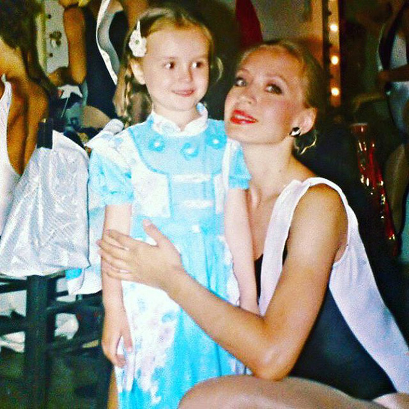 Маленькая Полина Гагарина с мамой