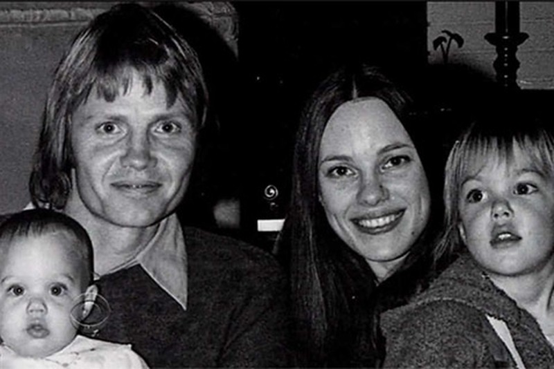 Фото. Семейство Джоли: родители Маршелин и Джон, брат Джеймс и маленькая Анджелина