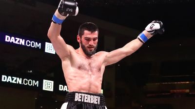Бетербиев нокаутировал Ярда и защитил титулы WBC, WBO и IBF