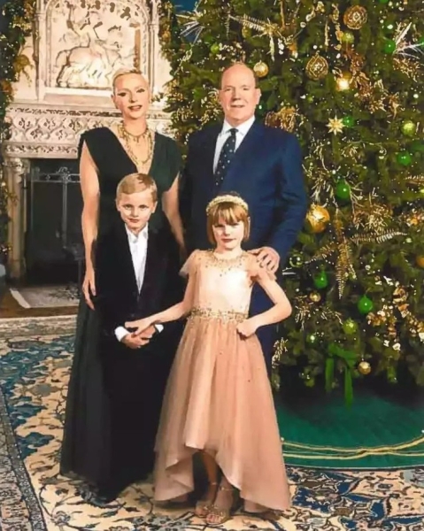 Блеск и роскошь: княгиня Шарлен вместе с мужем и детьми представила рождественскую открытку