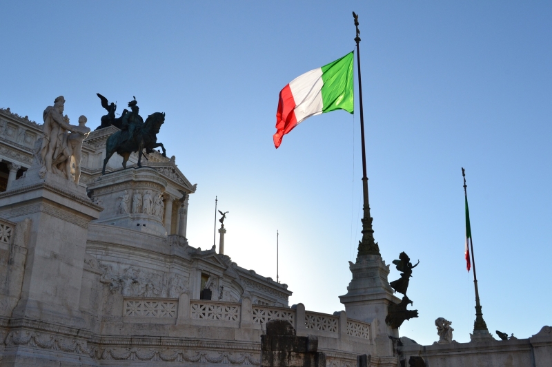 Итальянское консульство продолжит принимать паспорта старого образца