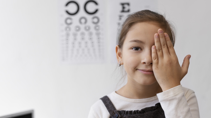 Офтальмолог рассказал, как защитить зрение школьника