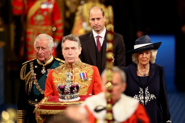 Принц Гарри и новый король Великобритании Карл III покинули Шотландию в слезах