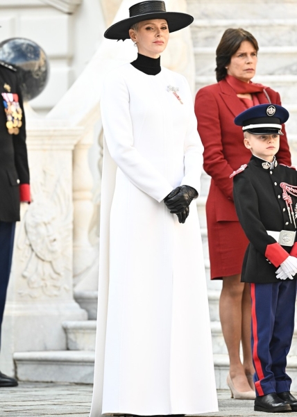 Принцесса смиренная: княгиня Шарлен в «покорном» белом пальто, похожим на рясу
