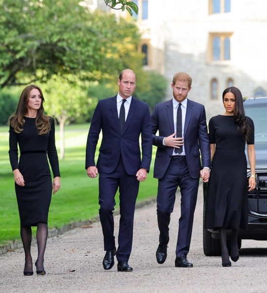 Сенсационно: Кейт Миддлтон, принц Уильям, принц Гарри и Меган Маркл принимают цветы у Виндзора