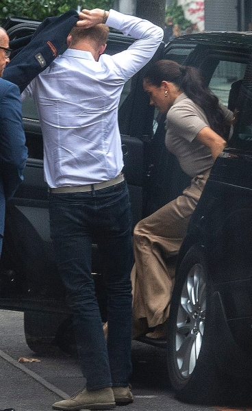 Скрываясь от камер: Меган Маркл в топе Brandon Maxwell вместе с принцем Гарри замечена в Манчестере