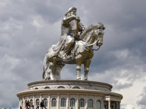 В Улан-Баторе на центральной площади собрались протестующие на конях